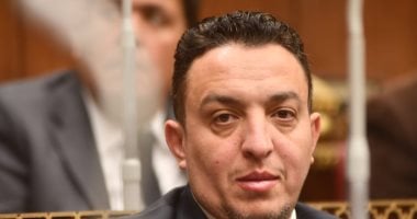 عضو اتحاد الكرة يبكى على الهواء: المصريين عاملين حالة فى أمريكا
