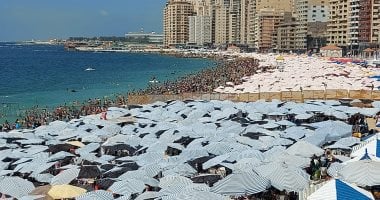 شواطئ الإسكندرية ترفع شعار «كامل العدد» فى ذروة موسم الصيف.. فيديو