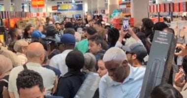 أوروبا تشتعل.. حرب المكيفات فى شوارع فرنسا وأزمة تبريد تضرب القارة العجوز.. موجات الحر القياسية تشعل صراعات بين الجيران.. تدافع المواطنين لشراء أجهزة التبريد فى مشاهد فوضوية.. والمستشفيات تتحول لأفران.. فيديو