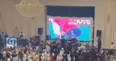 عروسان يوقفان زفافهما لمتابعة ركلة الحسم.. وفرحة هستيرية بالتأهل (فيديو)