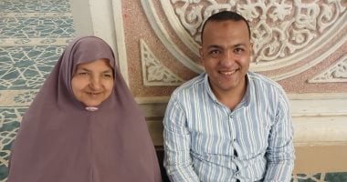 مشهد إنساني في دولة التلاوة.. سيدة مسنة تساند نجلها خلال التصفيات بالشرقية