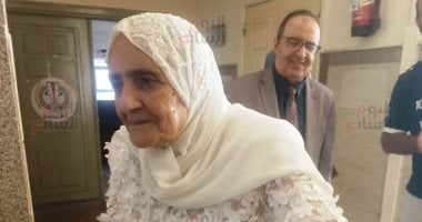 باحثة تبلغ من العمر 83 عاما تحصل على الدكتوراه من كلية الآداب بجامعة المنصورة