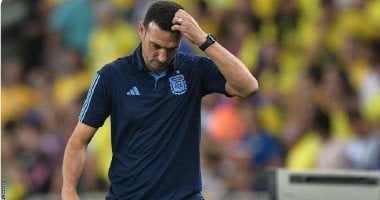 مدرب الأرجنتين ينهار في البكاء بعد الفوز على مصر بكأس العالم (فيديو)