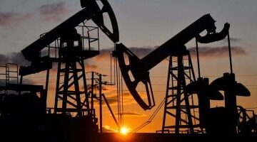 العقود الآجلة للنفط تهبط بأكثر من 3%.. والبرميل دون الـ100دولار