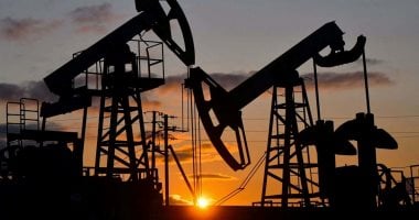 العقود الآجلة للنفط تهبط بأكثر من 3%.. والبرميل دون الـ100دولار
