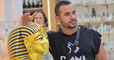 شاهد بهجة واستمتاع الأجانب خلال شراء الهدايا والتحف الفرعونية بالأقصر.. صور