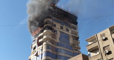 محافظ سوهاج يصل موقع حريق البرج السكني بشارع أسيوط لمتابعة جهود الإطفاء