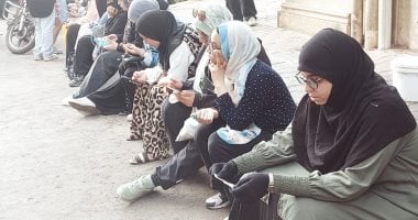 “وجودنا بيطمنهم”.. الأمهات يفترشن الأرصفة فى محيط لجان الامتحان