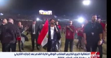تامر حسنى يشعل احتفالية 100 مليون شكرا بأغنية حلوة يا بلدى لـ داليدا