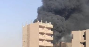 الدفع بـ 8 سيارات إطفاء لإخماد حريق مخزن خردة بالعمرانية