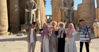 الأفواج السياحية تتحدى الطقس الحار بزيارات المعابد الفرعونية.. صور