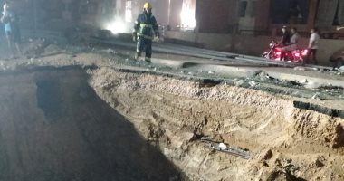 إنقاذ سائق سقطت سيارته داخل حفرة فى المقطم