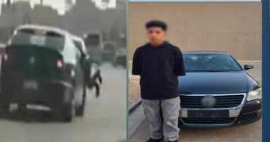 طالب يقود سيارة بدون لوحات ويسير بها بعد تشبث شرطي ببابها.. فيديو