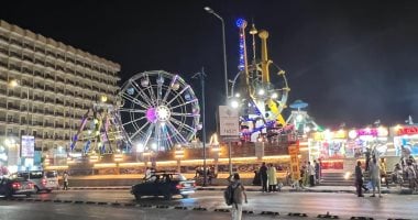مرسى مطروح المدينة التى لا تنام.. الترفيه والسهر يكملان متعة المصيف حتى منتصف الليل.. أجواء احتفالية ورواج سياحى وتجارى والشوارع تزدحم بالمتسوقين.. البلح السيوى وزيت الزيتون واللب الأبيض أبرز مشتريات المصطافين