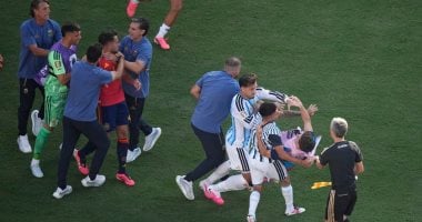 فيفا يلغي طرد باريديس لاعب الأرجنتين رغم اعتدائه على لاعبي إسبانيا