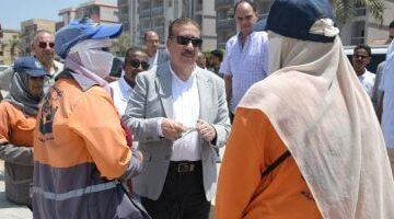 محافظ بورسعيد يوزع على عمال النظافة كوبونات مواد غذائية تقديرا لجهودهم