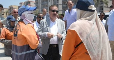 محافظ بورسعيد يوزع على عمال النظافة كوبونات مواد غذائية تقديرا لجهودهم