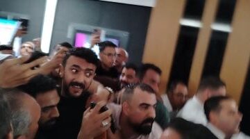 زحام الجماهير على الفنان أحمد العوضى أمام دور العرض بالإسكندرية.. صور