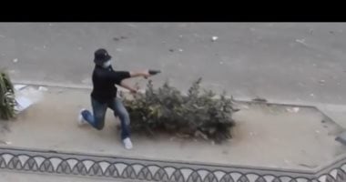 حتى لا ننسى.. الإخوان رفعوا شعار “يا نحكمكم يا نقتلكم”.. قتلوا رجال الأمن وقذفوا الزجاجات الحارقة على المنشآت.. وشكلوا مجموعات مسلحة لحرق الأقسام واغتيال الشخصيات العامة وترهيب الشعب المصرى