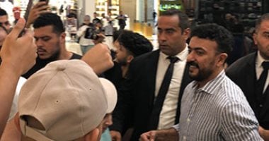 استقبال جماهيري للفنان أحمد العوضي داخل مول طنطا.. فيديو