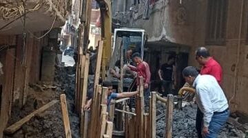 استجابة للشكاوى.. حى العجوزة يرفع تجمع صرف صحى بشارع أحمد السباك فى أرض اللواء