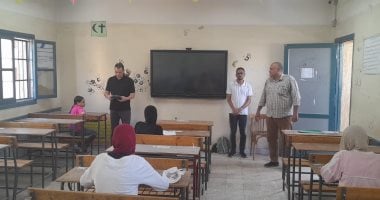 وكيل وزارة التعليم بأسوان يتابع انطلاق امتحانات الدور الثانى للإعدادية