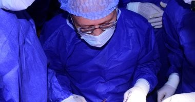 رئيس جامعة سوهاج يعيد الأمل لطفل أصيب بشلل كامل بالذراع