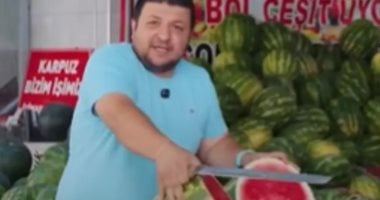 بائع تركى يتعهد بتوزيع نصف طن بطيخ مجاناً عند إتمام صفقة محمد صلاح.. فيديو
