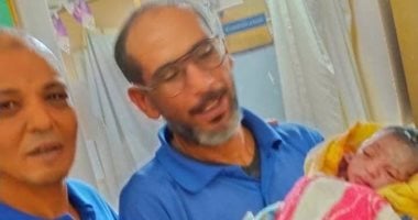 مسعف بالإسماعيلة يُجري ولادة ناجحة لسيدة داخل سيارة الإسعاف.. صور