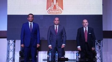 وزير العمل ومحافظ البحر الأحمر يسلمان ماكينات خياطة لأوائل خريجات التدريب المهني