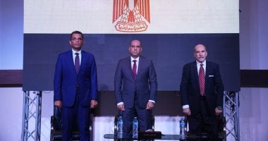 وزير العمل ومحافظ البحر الأحمر يسلمان ماكينات خياطة لأوائل خريجات التدريب المهني