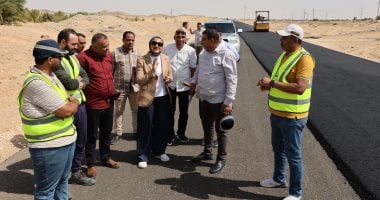 محافظ الوادي الجديد تتابع أعمال ازدواج ورفع كفاءة طريق الخارجة أسيوط