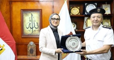محافظ الوادى الجديد تكرم مدير إدارة المرور السابق تقديرا لجهوده خلال فترة عمله