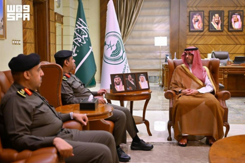 سعود بن جلوي يطلع على خطط مرور جدة