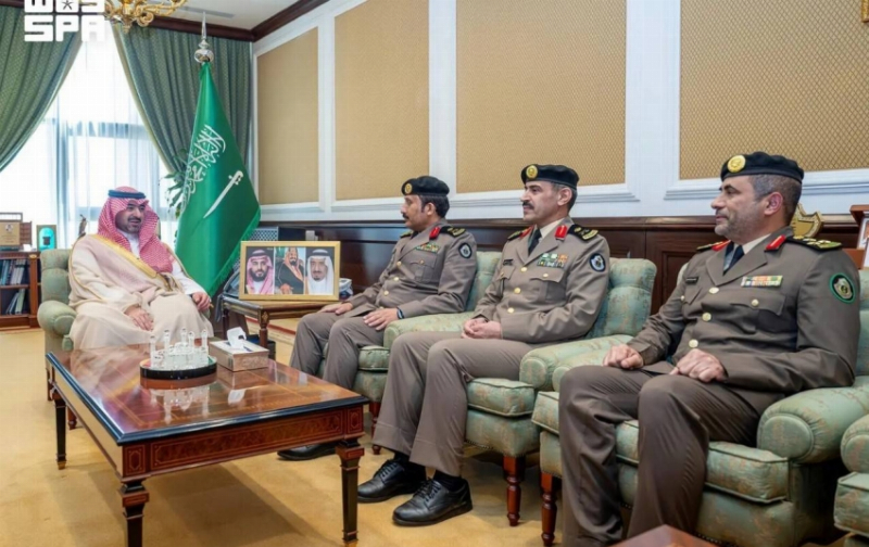 نائب أمير منطقة تبوك يقلّد نائب مدير الشرطة ومدير المرور بالمنطقة رتبتيهما الجديدة
