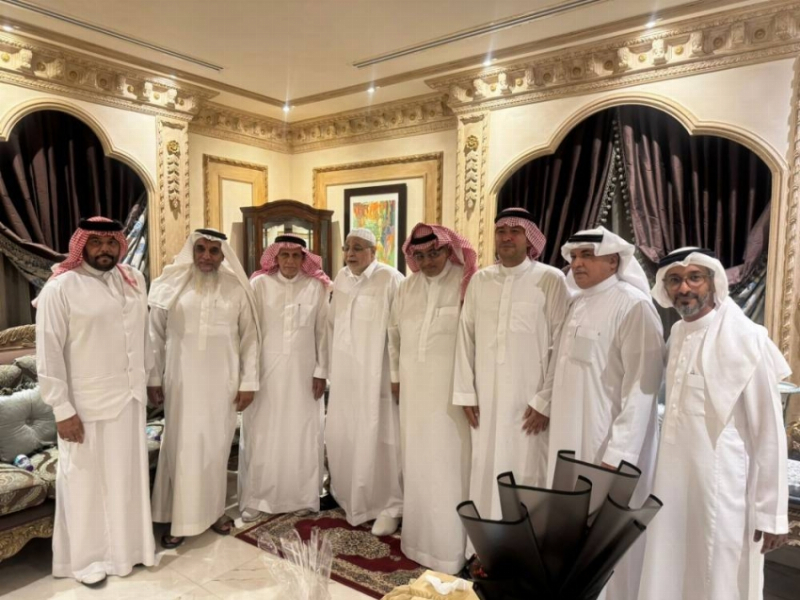 الإعلاميون يطمئنون على صحة الدكتور بكر باقادر