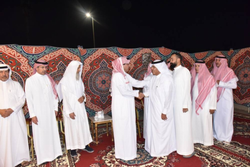 مشعل بن ماجد والأمراء يواسون أسرة الحسون بوفاة فقيدهم