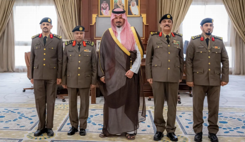 أمير منطقة المدينة المنورة يقلّد عددًا من الضباط رتبهم الجديدة