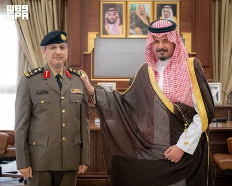أمير منطقة المدينة يقلّد وكيل الإمارة للشؤون الأمنية ومدير إدارة الاستقبال والمراسم رتبتيهما الجديدتين