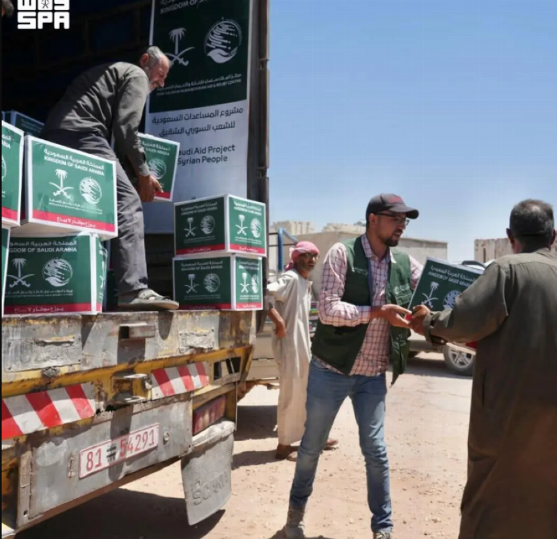 مركز الملك سلمان يوزع 768 سلة غذائية في محافظة إدلب