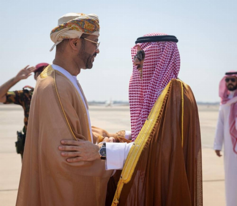 وزير الخارجية يصل إلى سلطنة عُمان