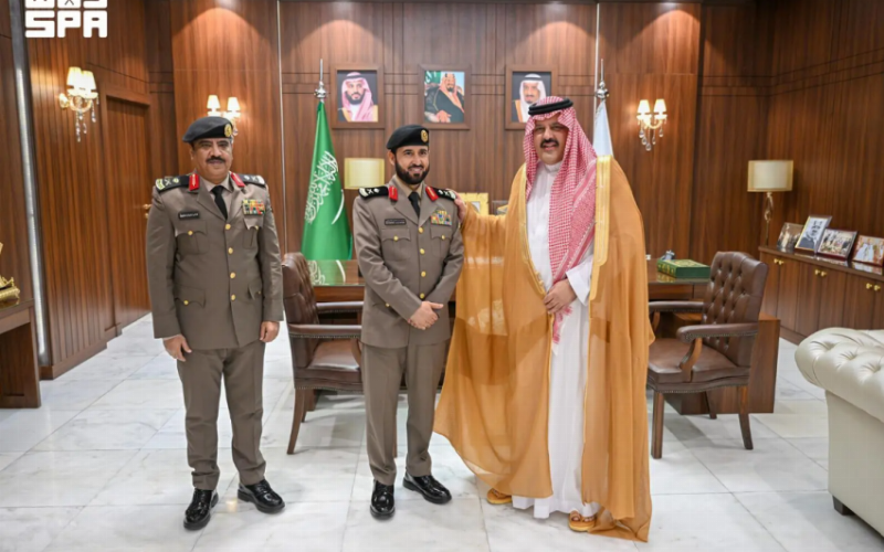 أمير حائل يُقلّد نائب مدير شرطة المنطقة رتبته الجديدة ويهنئ عددًا من الضباط المترقين