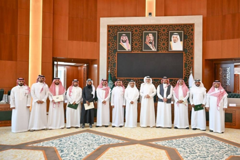 رئيس جامعة الملك عبدالعزيز يكرّم المشاركين في مبادرة سفراء مركز الاتصال المؤسسي وبرنامج التدريب التعاوني