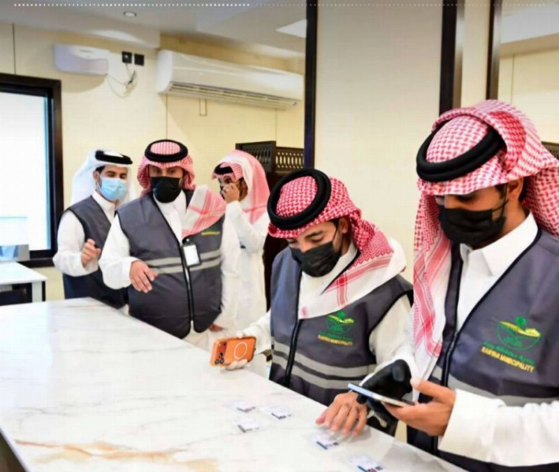 جولة ليلية لرئيس البلدية تكشف حال مطاعم رنية وتضبط المخالفات