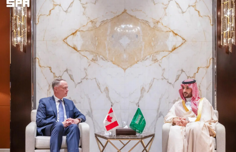 وزير الدفاع يلتقي وزير الدفاع الوطني الكندي ويبحثان التعاون الثنائي بين البلدين الصديقين في المجال العسكري والدفاعي