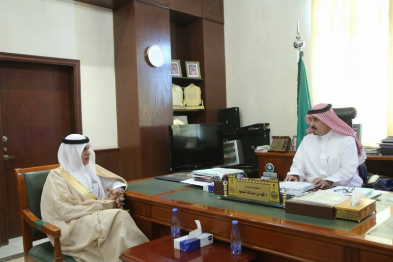 محافظ وادي الدواسر يبحث مع المسؤولين مشاريع المياه والصرف الصحي بالمحافظة