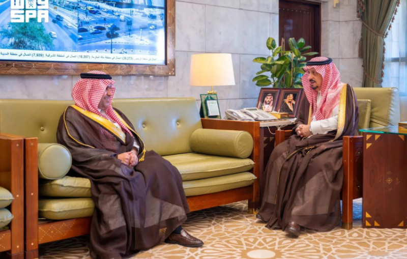 أمير الرياض يستقبل مدير إدارة المخدرات السابق بمناسبة انتهاء فترة عمله