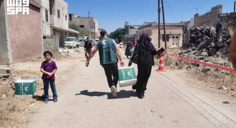 مركز الملك سلمان يوزع 745 سلة غذائية على الفئات الأكثر احتياجًا في محافظة درعا