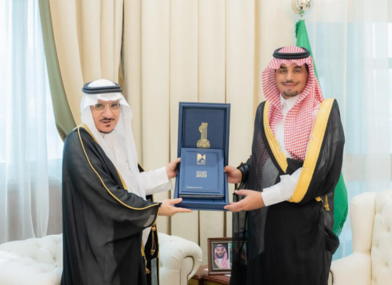 نائب أمير منطقة الباحة يستلم التقرير السنوي لجامعة المنطقة لعام 2025