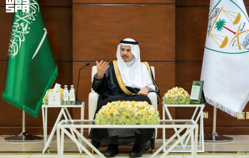 رئيس ديوان المظالم يتفقد المحكمة الإدارية بالرياض ويشيد بتطور الأداء